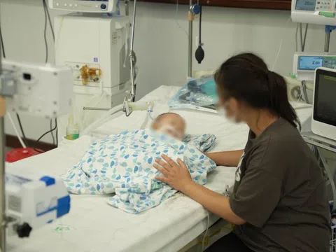 Uống phải tinh dầu đuổi muỗi, một bé trai ở Hà Nội nguy kịch