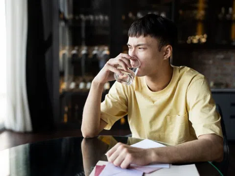 Những kiểu uống nước khiến thận ngày càng yếu