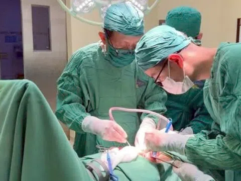 Tưởng nốt ruồi điều trị ở nước ngoài mãi không khỏi, về Việt Nam phát hiện mắc ung thư