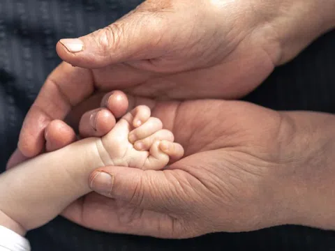 Sinh mổ chọn giờ, bé trai mất mạng chỉ sau 2 ngày chào đời