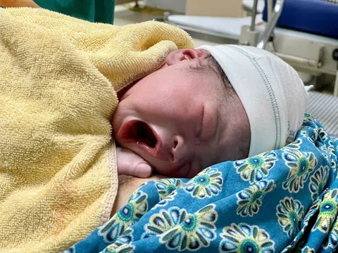 Em bé chào đời giữa tâm bão số 5 Kajiki
