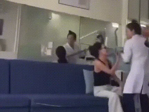 Đình chỉ cơ sở nha khoa có bác sĩ cầm gậy đánh khách ở TP.HCM
