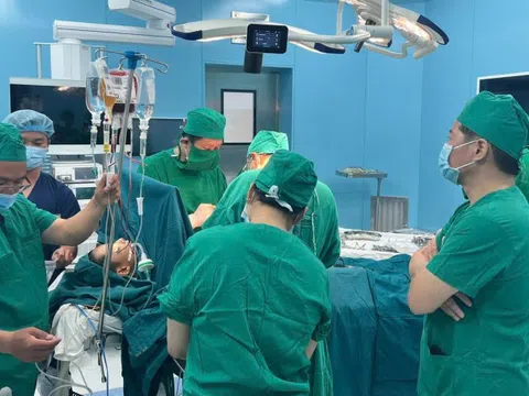 Ca mổ đặc biệt do Giám đốc BV Bình Dân ra Côn Đảo chỉ đạo