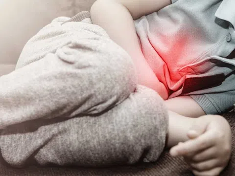Bé trai nôn ra dịch đen, bác sĩ phát hiện bệnh nguy hiểm
