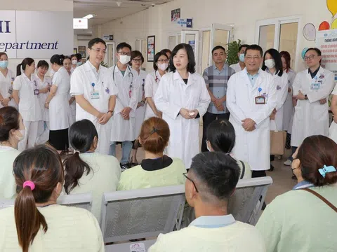 Bác sĩ, dược sĩ được xếp lương từ bậc 2 ngay khi tuyển dụng, nâng phụ cấp ưu đãi lên tối thiểu 70%