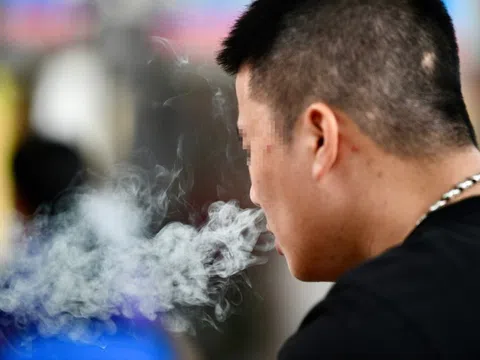 Hút thuốc lá trong bệnh viện: Có chế tài nhưng khó xử lý