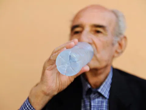 Thói quen uống ít nước ảnh hưởng thế nào đến sức khỏe, đặc biệt ở người cao tuổi?