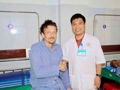 Bác sĩ mổ khẩn, cứu bệnh nhân người Nga không tiền, không người thân