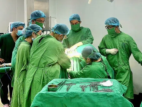 Máu chảy xối xả thành dòng trong tử cung bệnh nhân