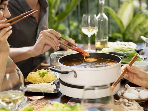 Việc cần tránh khi ăn lẩu để không nhiễm bệnh nguy hiểm