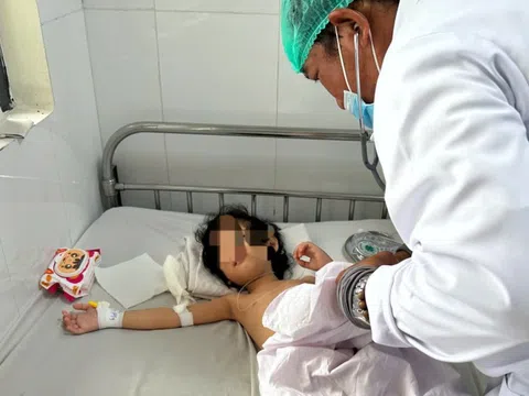 Lấy búi tóc lớn gây tắc ruột bé gái 4 tuổi mắc hội chứng 'công chúa tóc mây' ở Cần Thơ