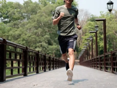 Nên chạy bộ vào buổi sáng hay buổi tối?