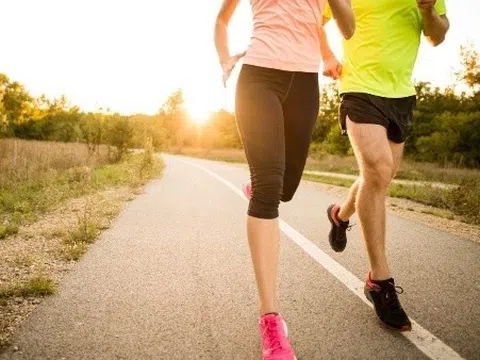 Chạy bộ buổi sáng hay tối giúp giảm mỡ tốt hơn?