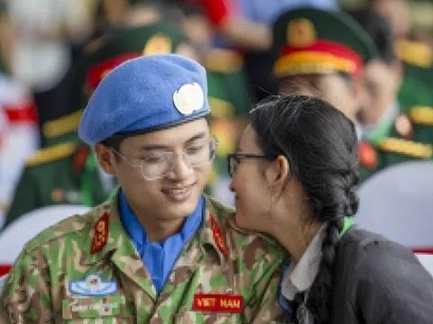 Phút chia tay chiến sĩ 'mũ nồi xanh' từ TP.HCM đến Nam Sudan