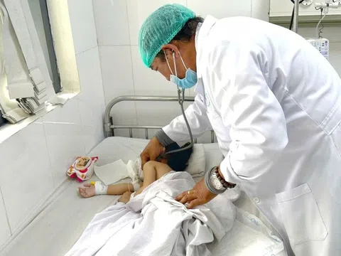 Mắc hội chứng hiếm gặp, bé 4 tuổi có đoạn ruột 12 cm chứa đầy tóc