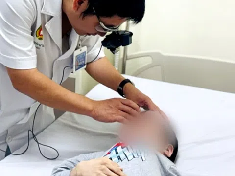 Cứu đôi mắt nam thanh niên 21 tuổi chỉ nặng 10kg, mắc bệnh xương thủy tinh