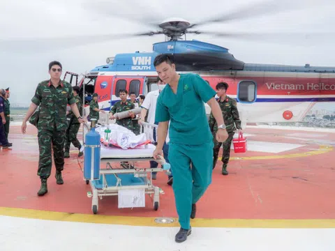 Trực thăng vượt bão, đưa bệnh nhân về TP.HCM cấp cứu