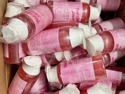 Khởi tố nhóm làm giả dầu gội đầu và dầu xả mượt tóc