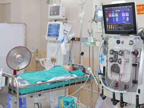 Bé trai tím tái, nguy kịch chỉ sau 3 ngày sốt