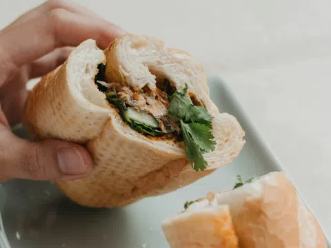 Nhiều người ở chung cư TP.HCM nhập viện sau khi ăn bánh mì