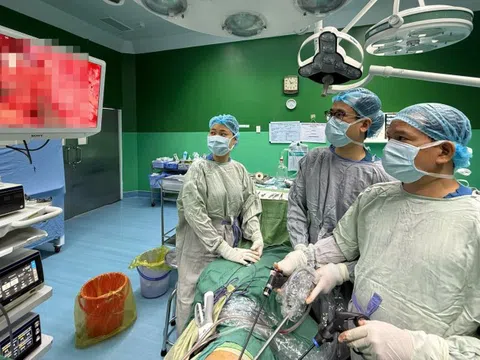 Đi khám định kỳ, bác sĩ phát hiện bất thường khó tin trên X-quang