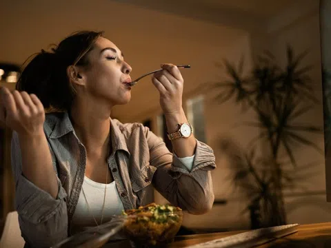 Điều gì xảy ra khi thường xuyên ăn tối muộn?