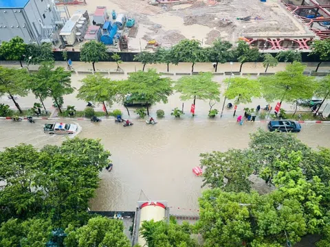 Đường ngập sâu, CSGT bế bệnh nhân ung thư máu đến viện