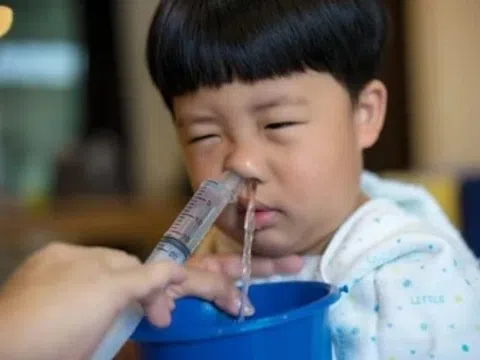 Thói quen rửa mũi tưởng tốt lại khiến con tổn thương