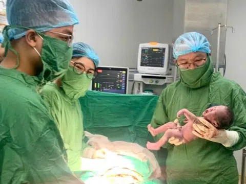 Cứu thai phụ vỡ ối hoàn toàn, sa dây rốn, khối u xơ chặn đường sinh