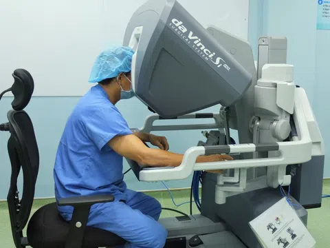Bác sĩ TP.HCM dùng robot cắt trọn bướu thận ác tính