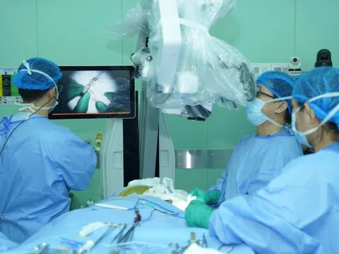 Bác sĩ TP.HCM lần đầu làm kỹ thuật mới, cứu thanh niên 17 tuổi
