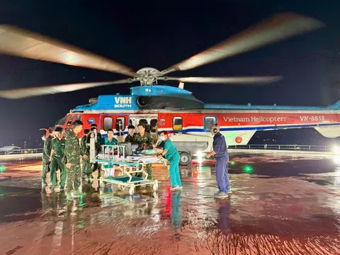 Cận cảnh trực thăng cấp cứu từ Trường Sa về TP.HCM