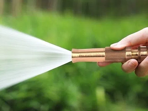 Dùng vòi rửa xe xịt vào hậu môn, người đàn ông đi cấp cứu