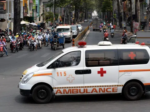 Vụ mẹ hấp hối, con bị xe cấp cứu 'chém' 2,4 triệu: Trường hợp nào được BHYT chi trả tiền xe cấp cứu?
