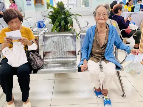 Chuyển đăng ký BHYT từ bệnh viện nhỏ sang bệnh viện lớn, người bệnh 'được' gì và 'mất' gì?