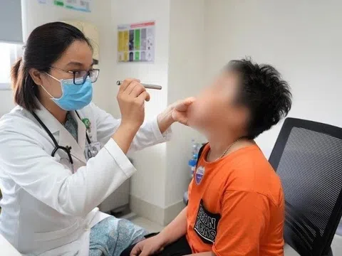 Trẻ viêm mũi xoang nghiêm trọng do nhét dây thun vào mũi lâu ngày