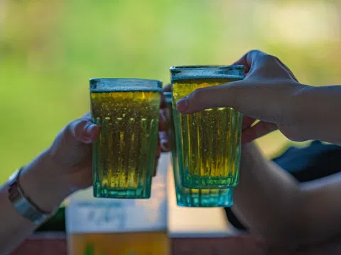 Lý do uống bia từ tối vẫn dính nồng độ cồn vào hôm sau