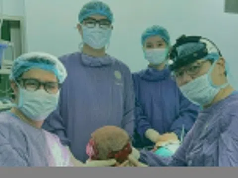 Khối u khổng lồ bám hơn 40 năm, ăn sâu nửa khuôn mặt bệnh nhân