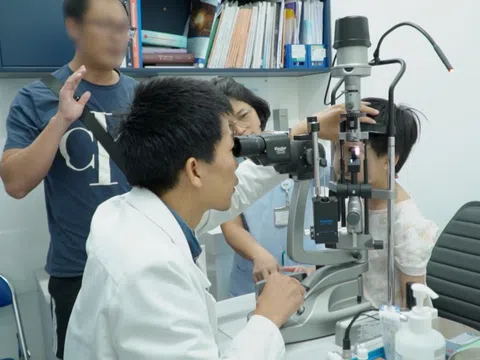 Cảnh báo trẻ bị áp xe hốc mắt do viêm xoang dễ nhầm lẫn với cảm cúm