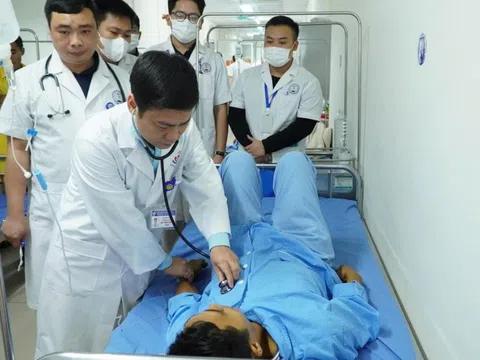 Người đàn ông suy gan, suy thận sau khi lội nước lũ