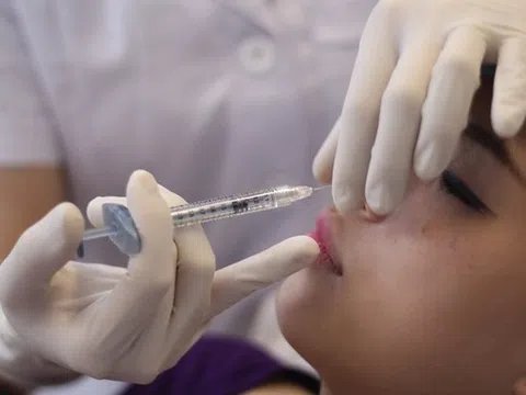 Tiêm botulinum 'thon cằm, xóa nhăn trán’, cô gái trẻ liệt tứ chi