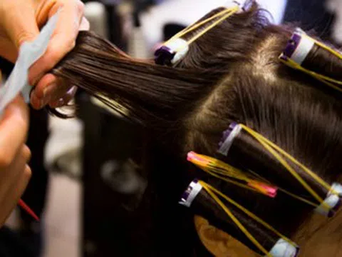 Bỏng đầu khi uốn tóc