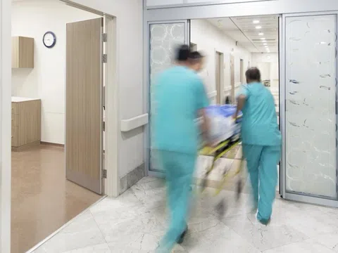 Bé trai 13 tuổi ngã từ lầu 3 trường học ở TP.HCM nguy kịch