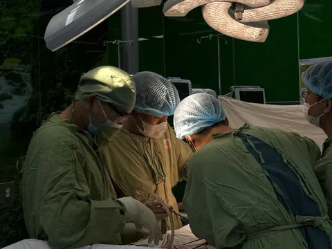 Đau lưng âm ỉ, cảnh giác thận bị viêm kéo dài và phải cắt bỏ