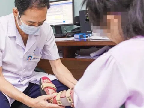 Sau 6 năm phải nhờ cha mẹ cõng trên lưng, bé gái tự đi lại nhờ kỹ thuật phẫu thuật mới