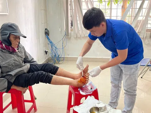 Y, bác sĩ từ TP.HCM, Đồng Nai đến với bà con vùng lũ Phú Yên