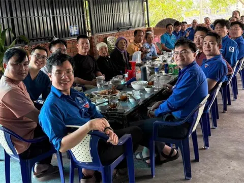 Bác sĩ TP.HCM góp tiền mua gạo, mời cơm người dân vùng lũ Đắk Lắk