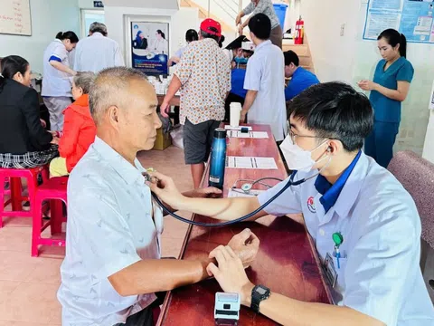 Tiêm 1.000 liều vắc xin, huyết thanh uốn ván miễn phí cho người dân vùng lũ Khánh Hòa