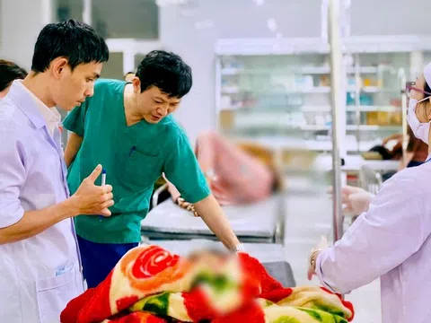 Xe công nông trôi xuống dốc, 13 HS bị thương, Bệnh viện Quảng Ngãi báo động đỏ cấp cứu