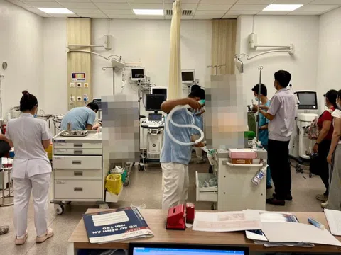 Bạn nhậu hốt hoảng khi người đàn ông bất ngờ ngã gục